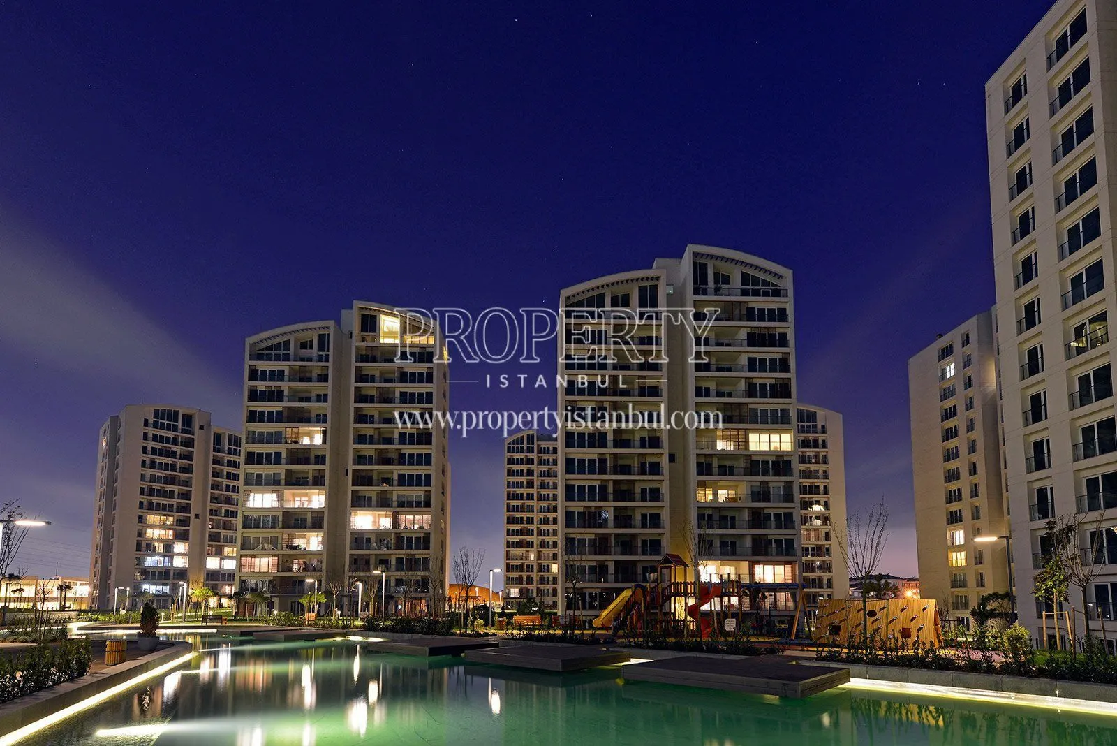 Resim Istanbul Nefes compound at night