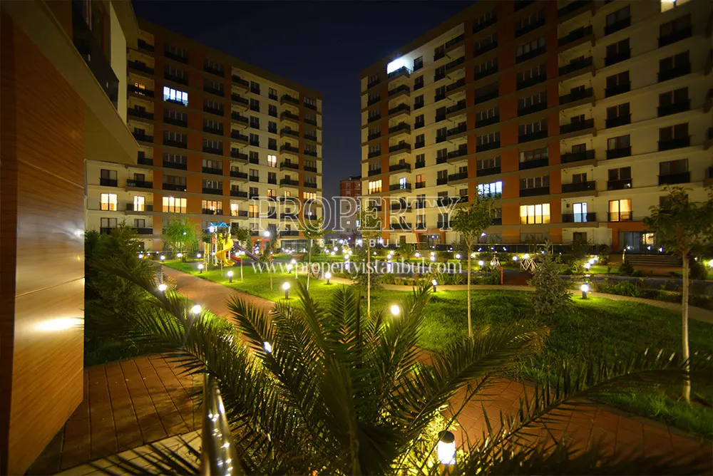 The green areas of Siltas Flora Park at night