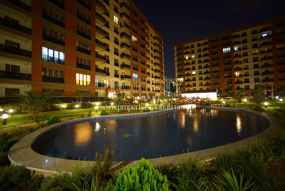 The landscape of Siltas Flora Park at night