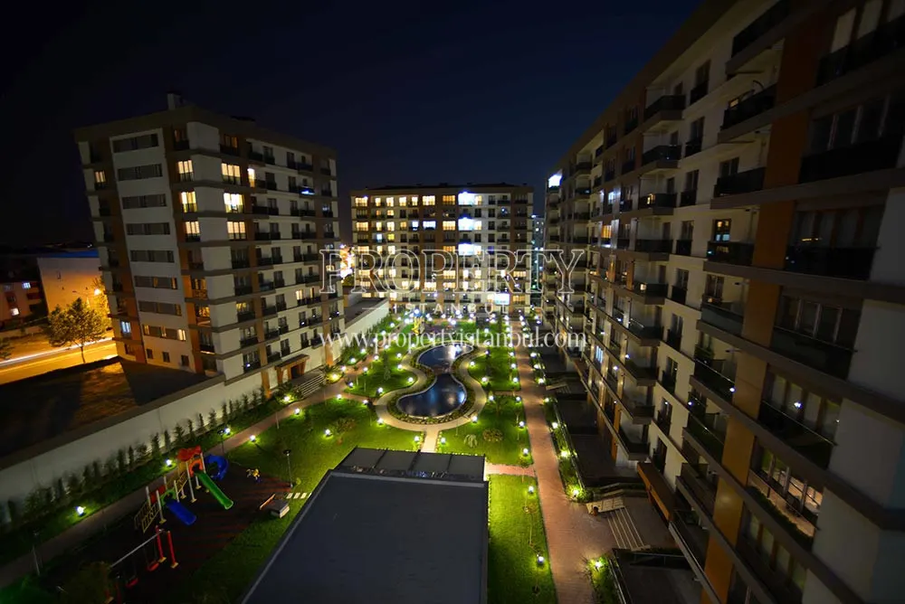 Siltas Flora Park at night