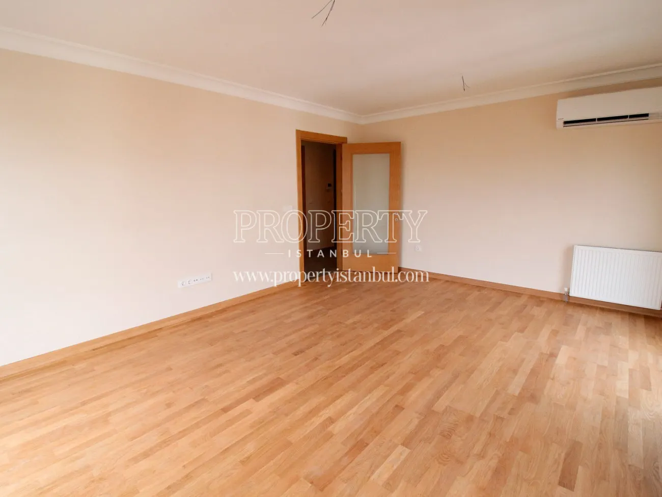 The empty living room in Yonca Apartmani