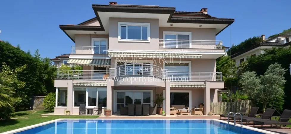 A luxury house with its own swimming pool in Acarkent
