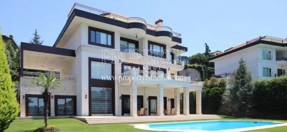 A luxury house with its own swimming pool in Acarkent