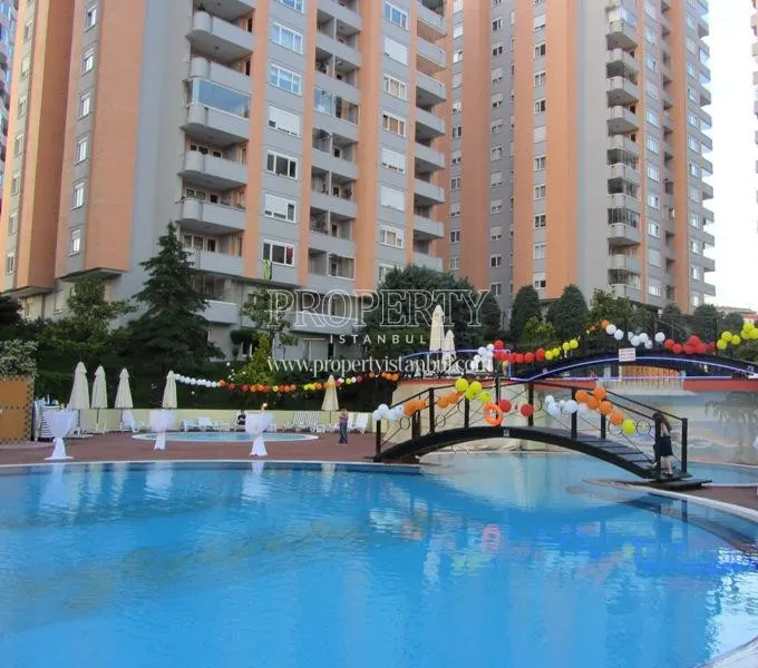 Agaoglu My City Umraniye blocks with the swimming pool