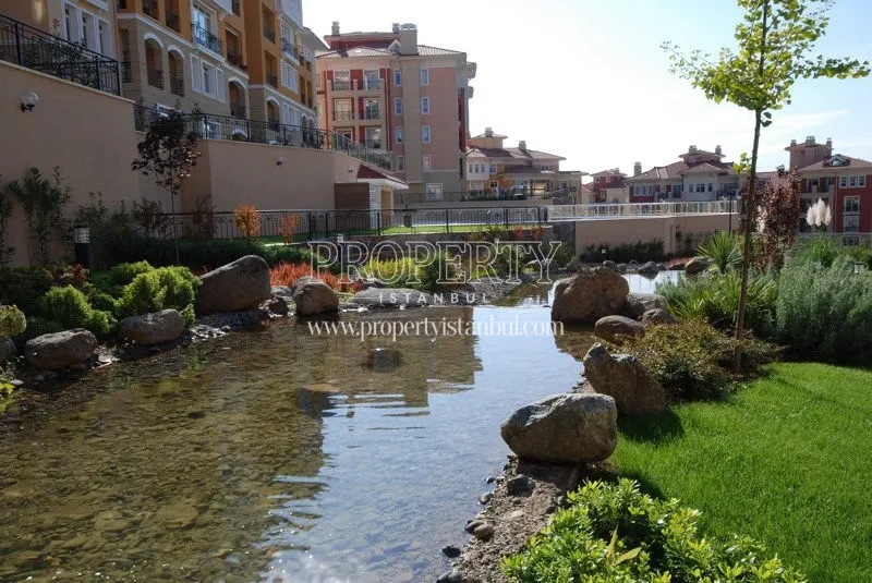 Akturk Rapsodi Evleri pond