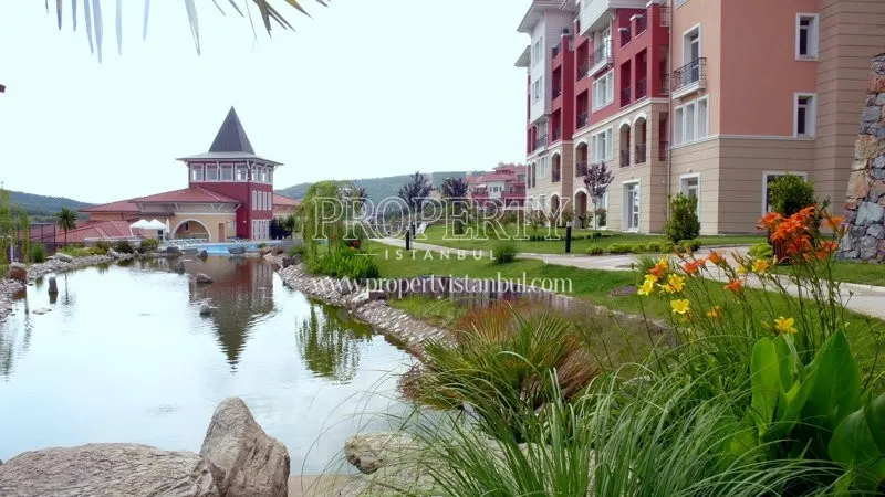 Akturk Rapsodi Evleri pond