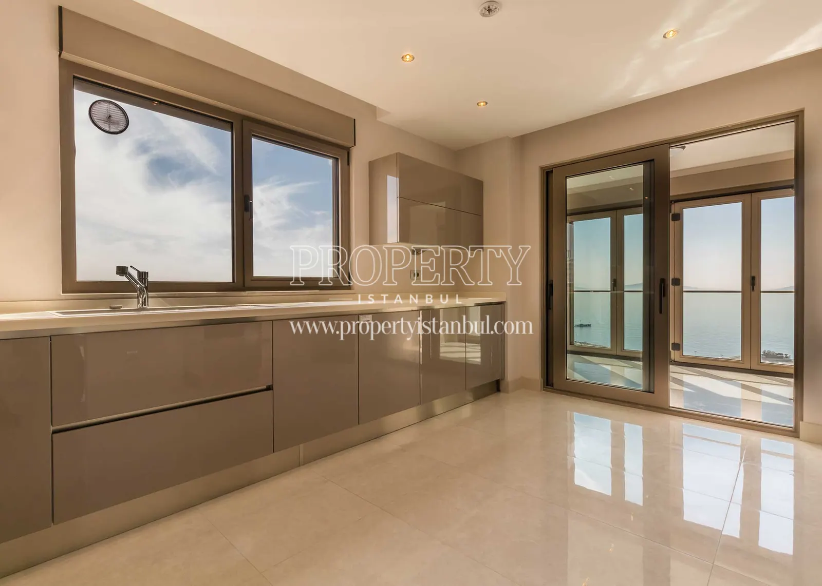 An empty unit in Coskan Sitesi