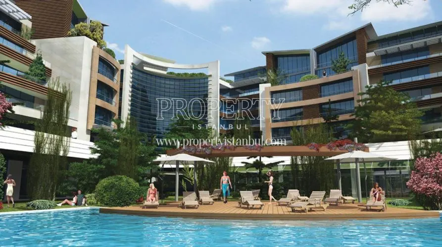 The swimming pool in Country Life