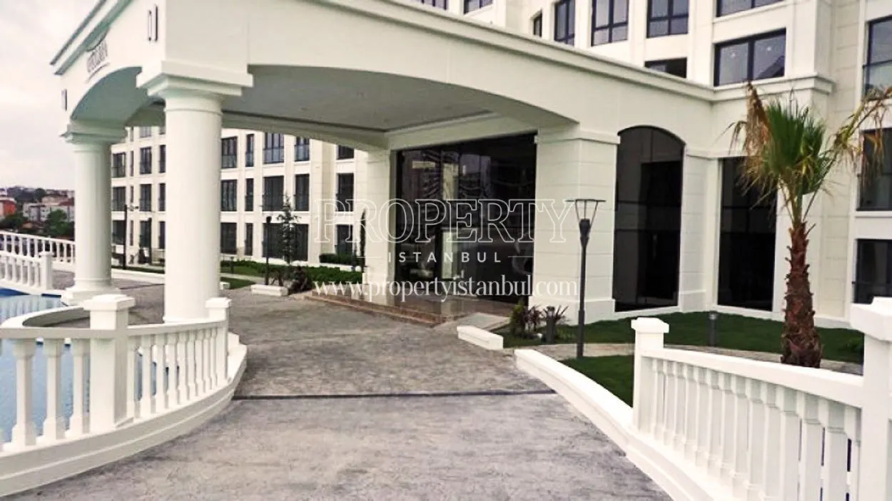 Deluxia Palace building entrance