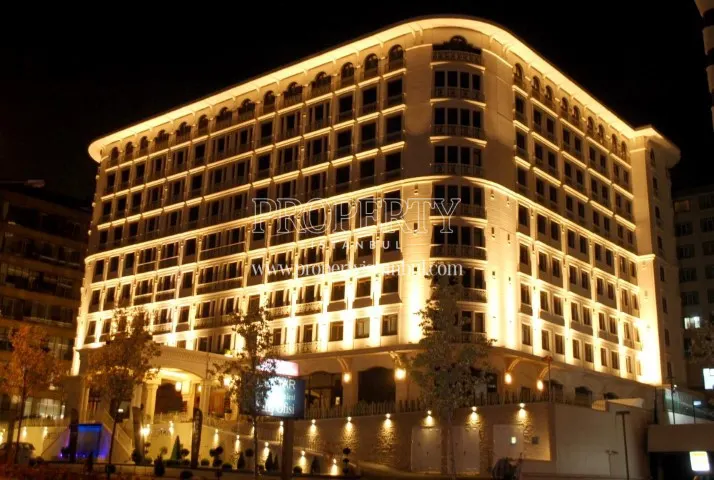 Elit Perla Palas building at night