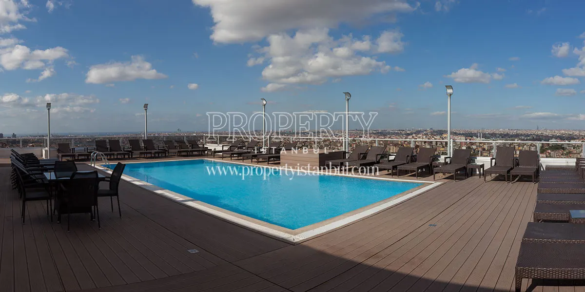 The swimming pool on the top floor of Elysium Fantastic Bomonti