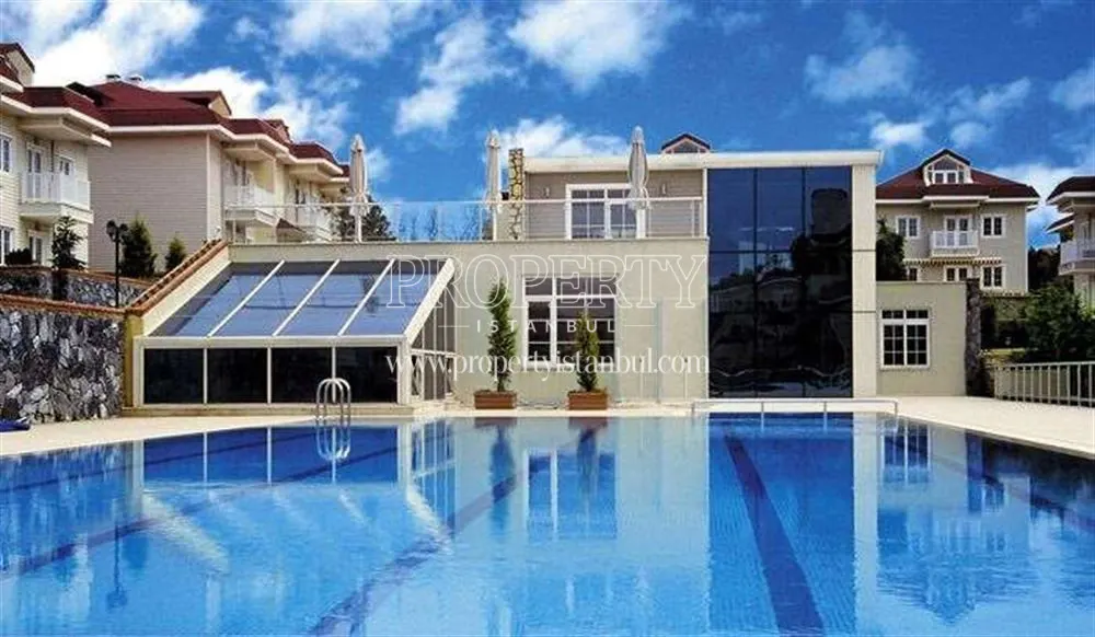 Outdoor swimming pool in Elysium Park Alemdag