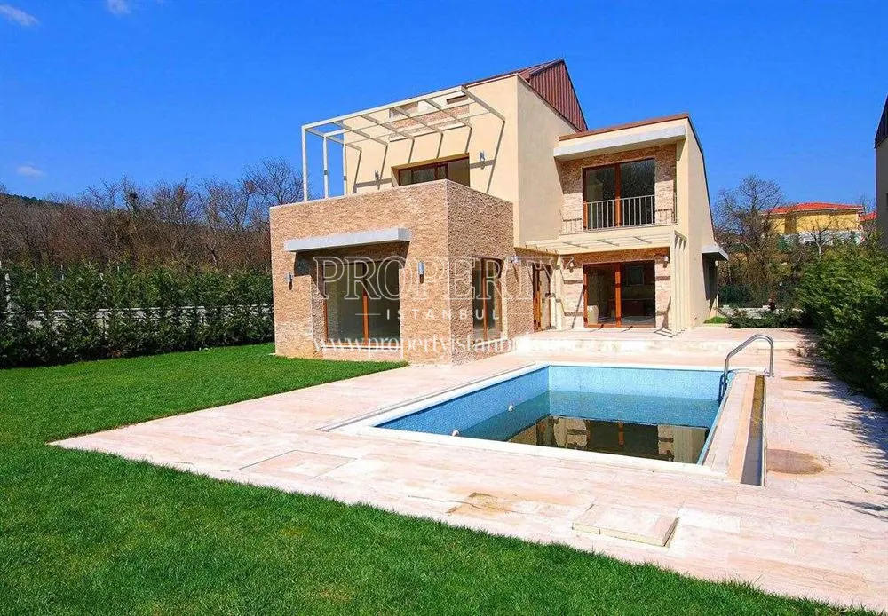 A villa with a private swimming pool in Essa Royal