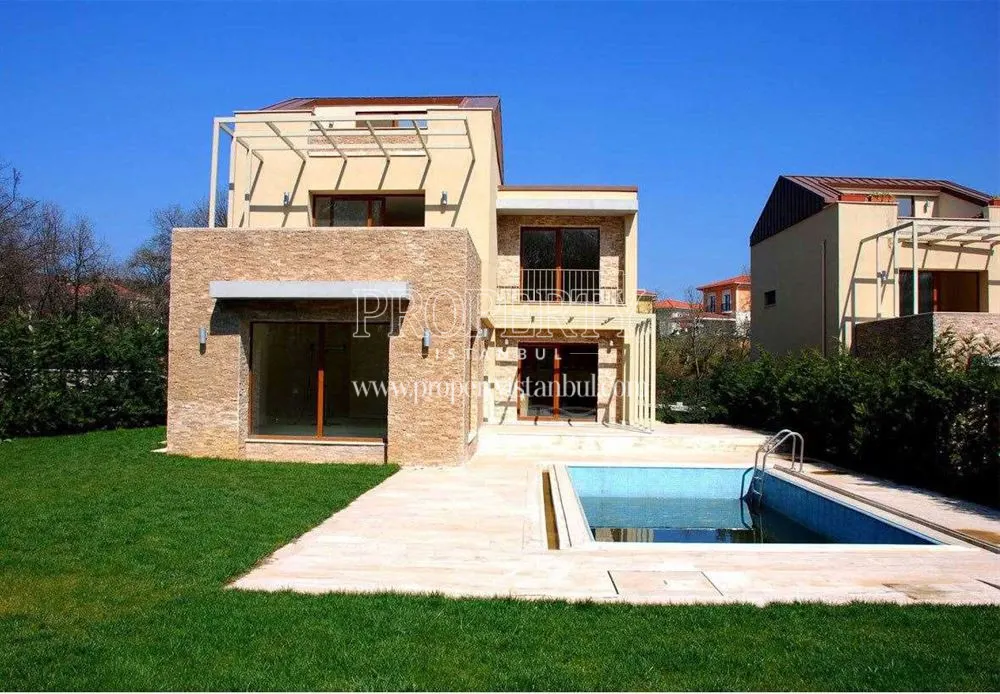 A villa with a private swimming pool in Essa Royal