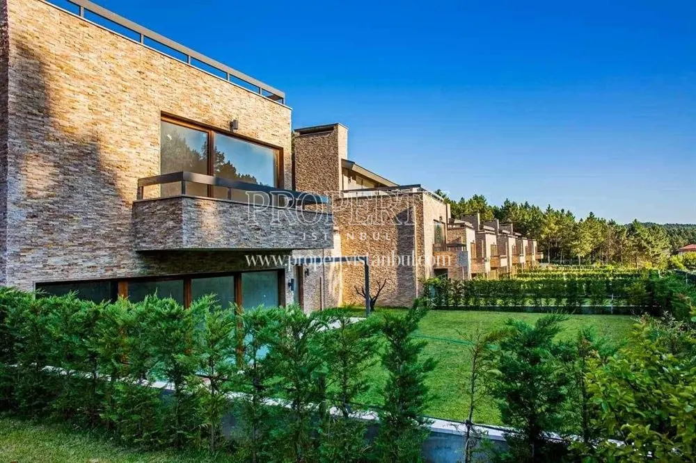 Essa Silva Villalari with the gardens