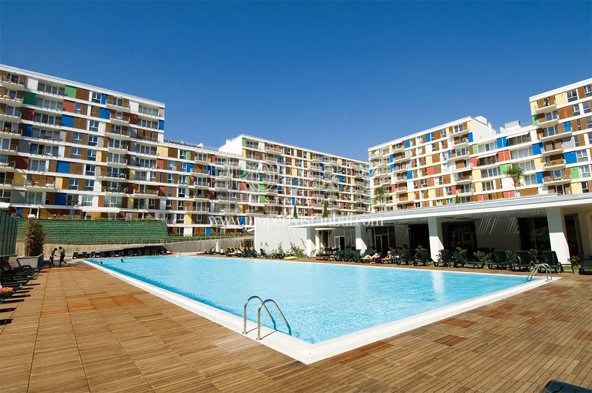 The outdoor swimming pool of the Evidea blocks