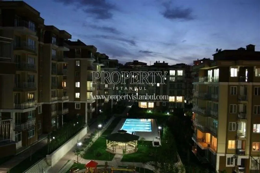 Fildisi Konaklari at night
