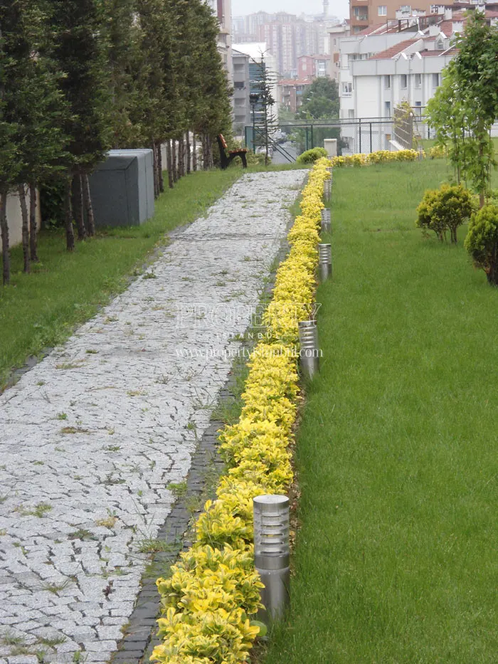 Inci Residence Atasehir garden and walking track