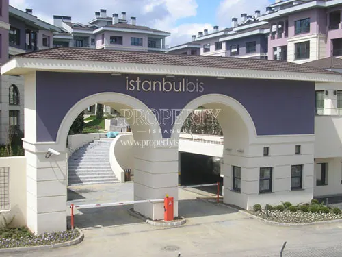The compound gate of Istanbul Bis