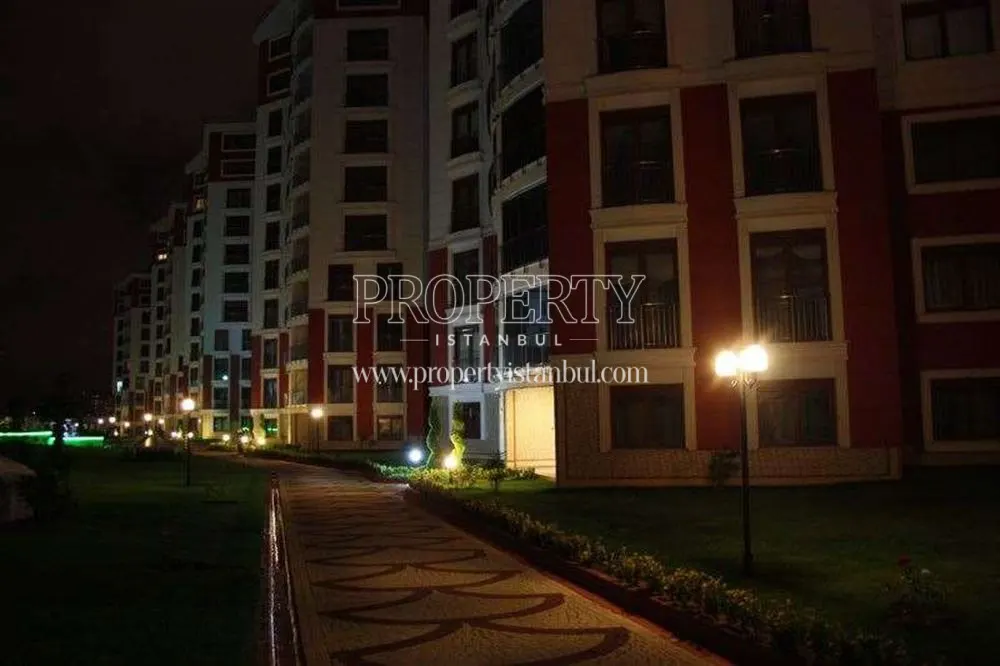 Kasr-i Lena Cekmekoy blocks at night