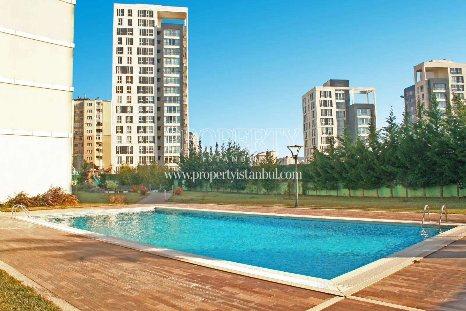 The outdoor swimming pool in Maritza Residence Atasehir
