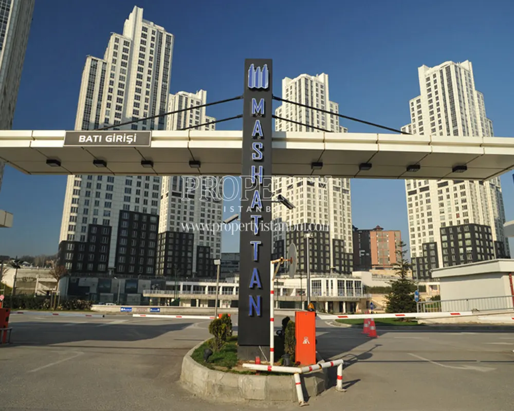 The gate of the Mashattan compound