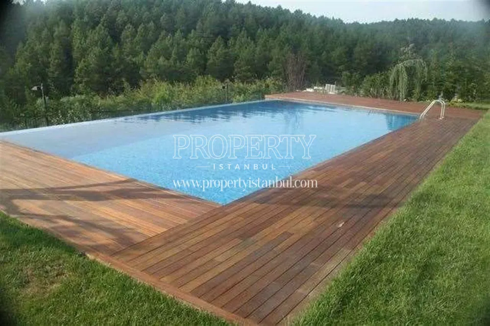 The swimming pool near the forest in Mayavera Evleri