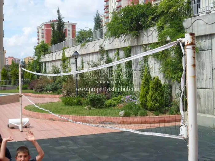 The volleyball court in Misstanbul Evleri