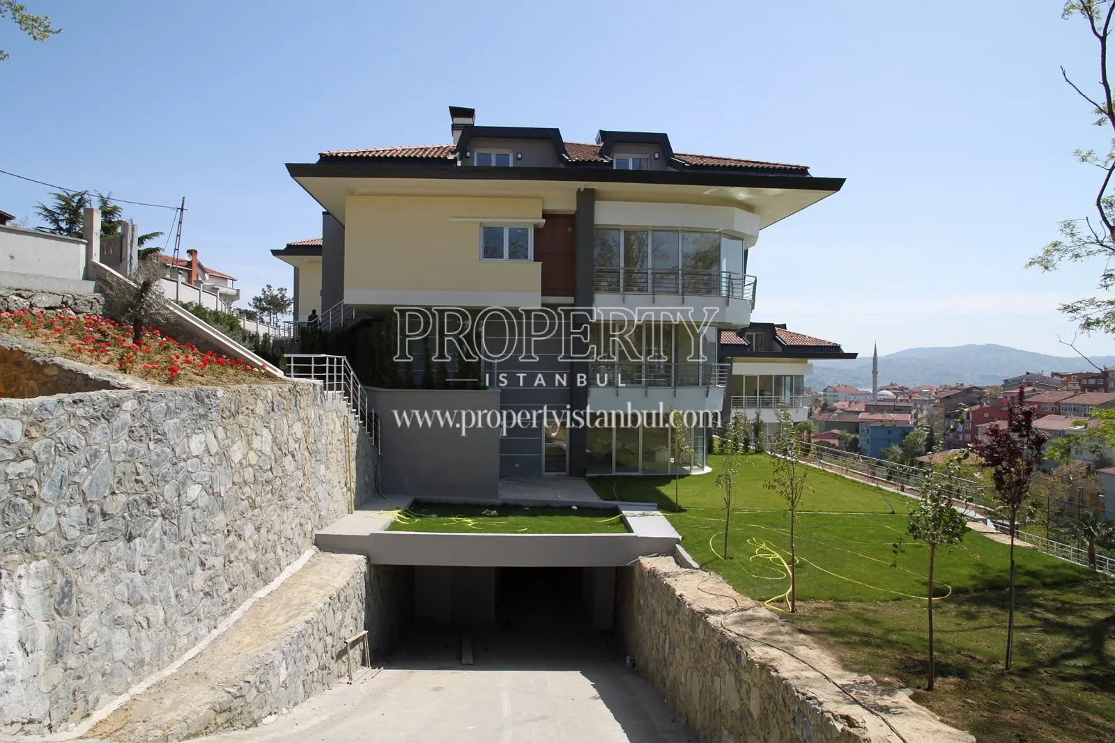 One of the villas with a garage and garden in Seba Serenity