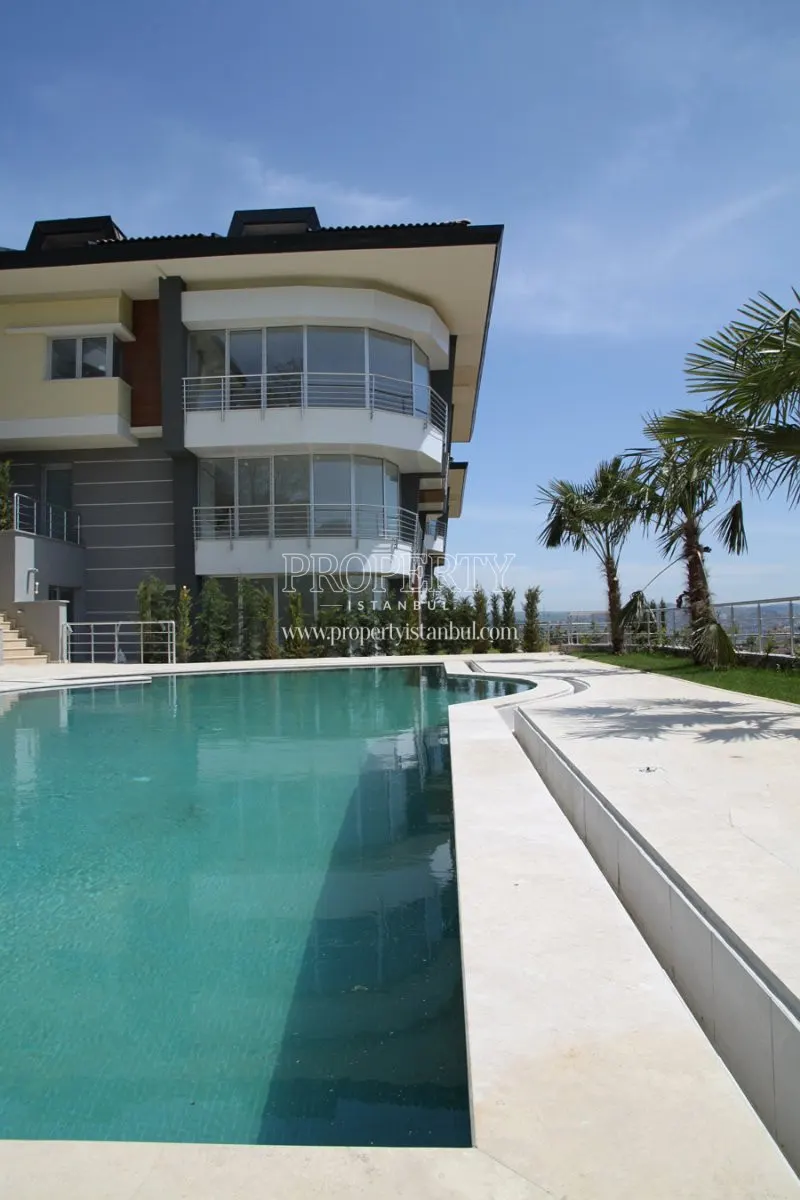 The outdoor swimming pool in Seba Serenity