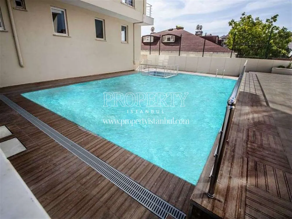 The outdoor swimming pool in the Sehir Isiklari project