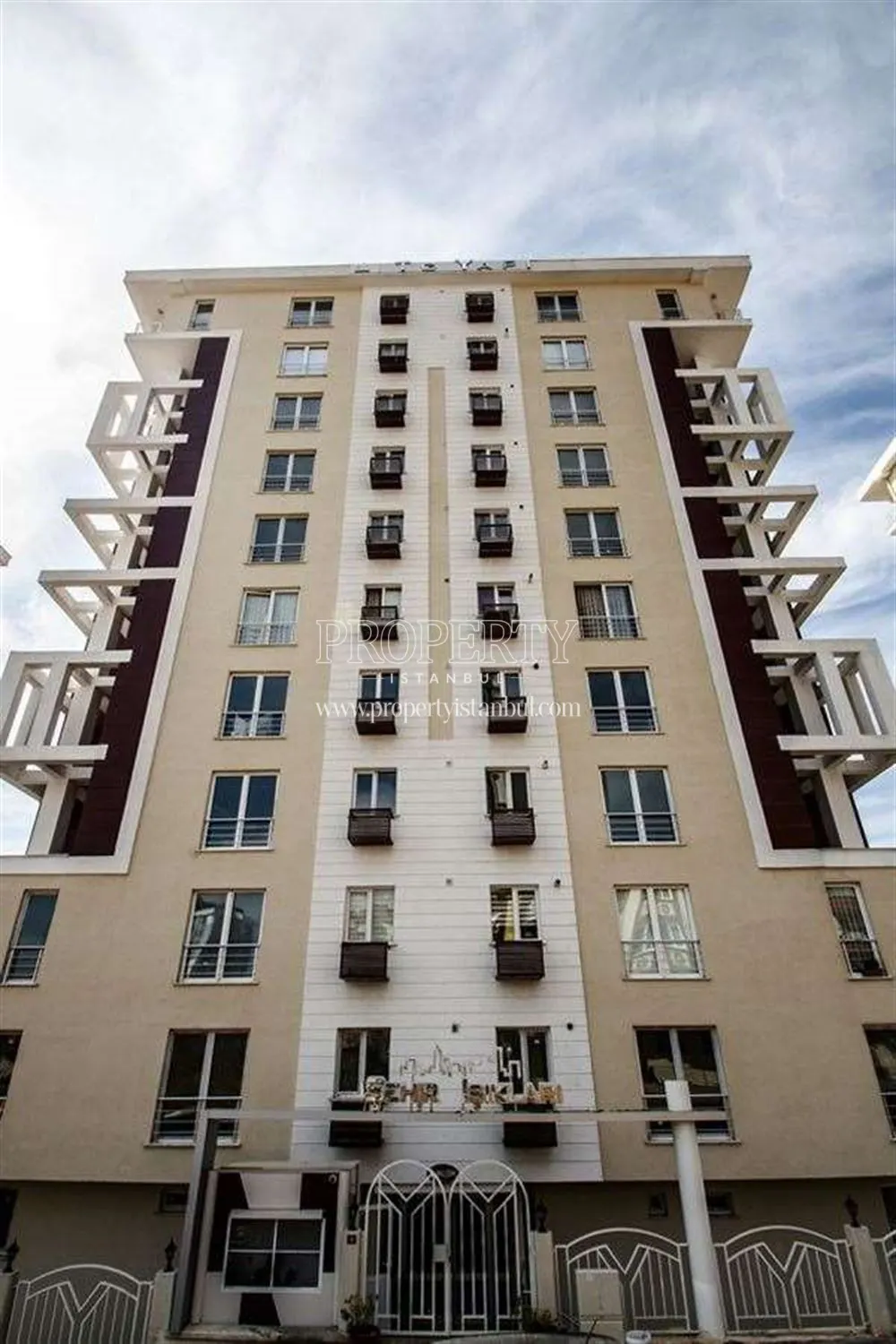 A building of the Sehir Isiklari compound