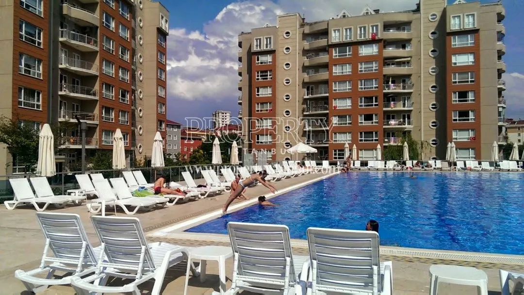 Parkverde Cekmekoy swimming pool between the blocks