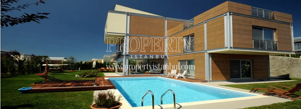 Luxury villa and swimming pool in Millenium Park