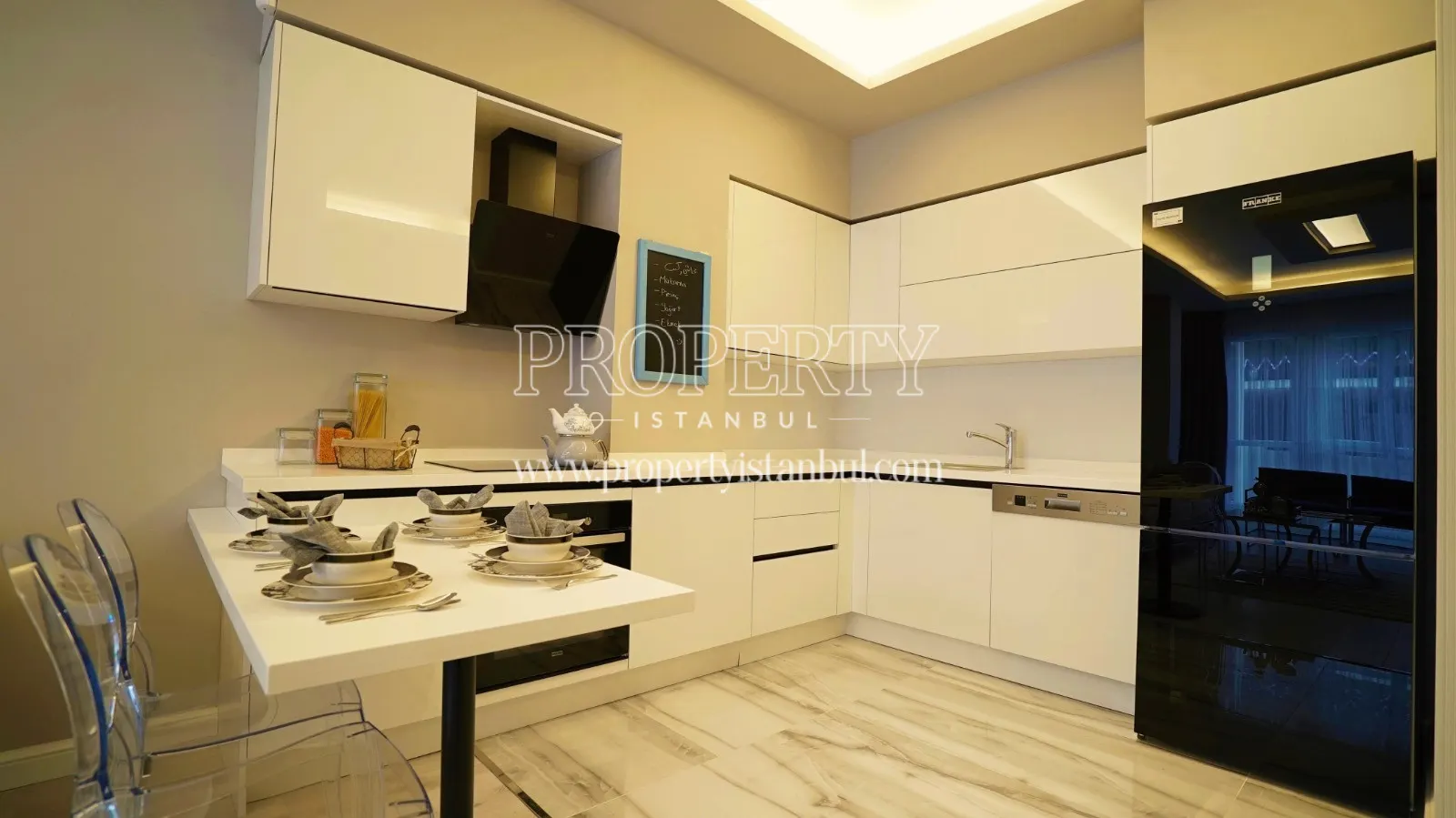 Small white kitchen in Brand Istanbul Park