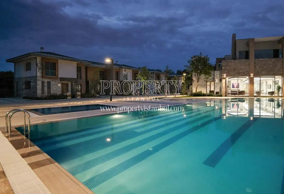 Outdoor swimming pool in the Dekar Kiyibahce project