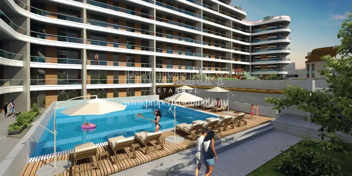 A building with its outdoor swimming pool in the Qadraj Gozdagi project
