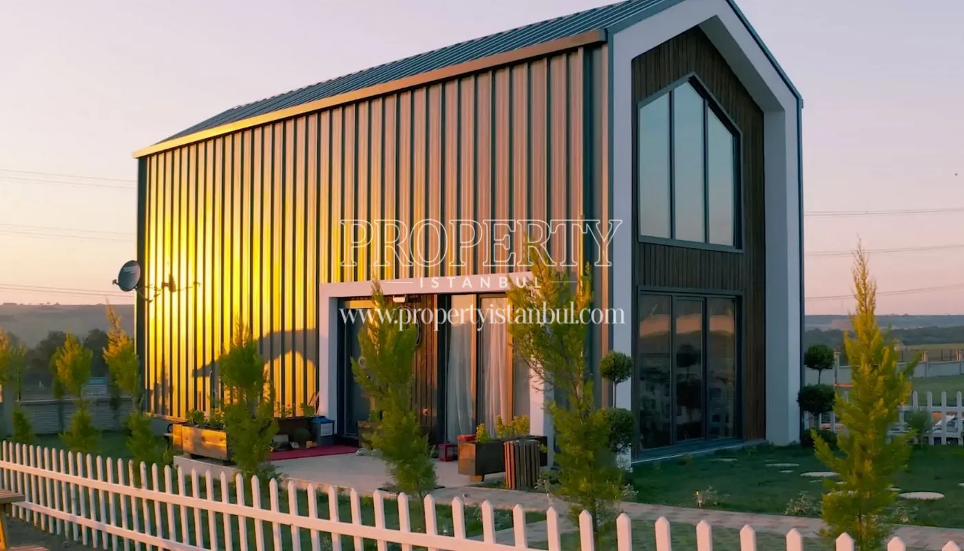 A house with its garden at sunset in Villa'de PIAR Doga Evleri
