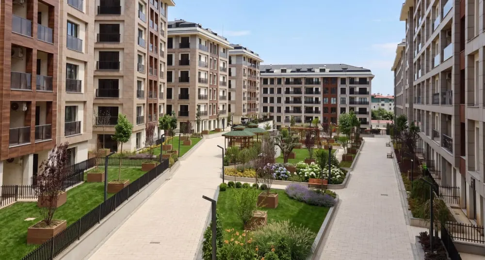 Garden walkway between the Alya Merkezefendi blocks