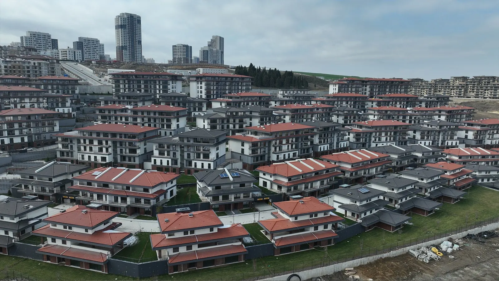 Villas and apartment blocks at Emlak Konut Vadi Evleri