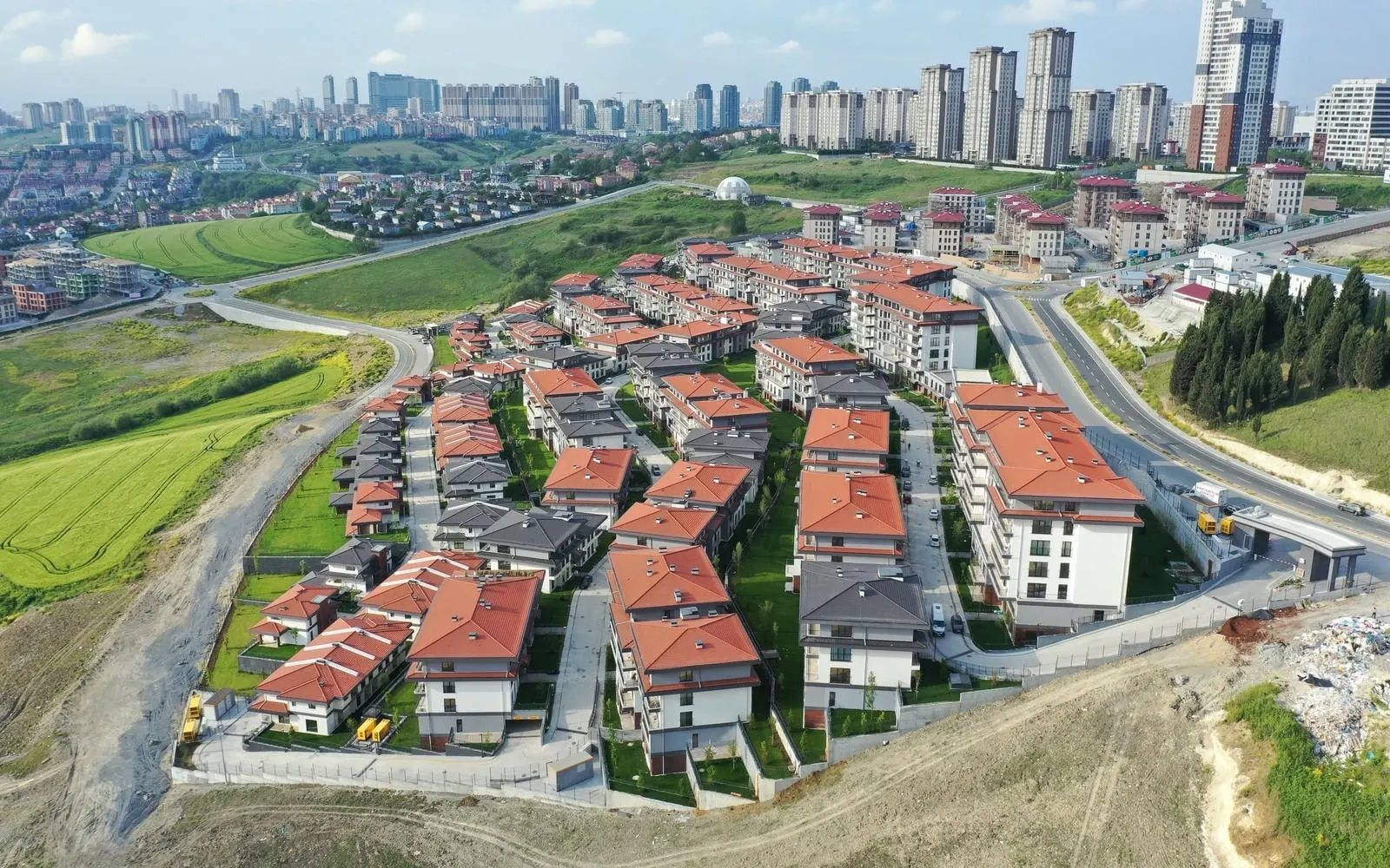 Aerial view of Emlak Konut Vadi Evleri along its access road