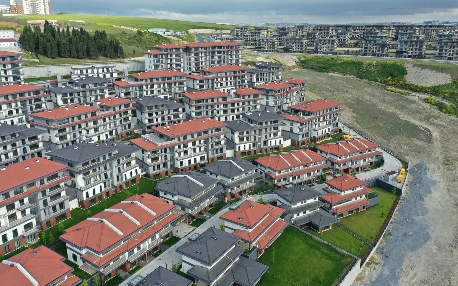 Villas and apartment blocks on the slope at Emlak Konut Vadi Evleri