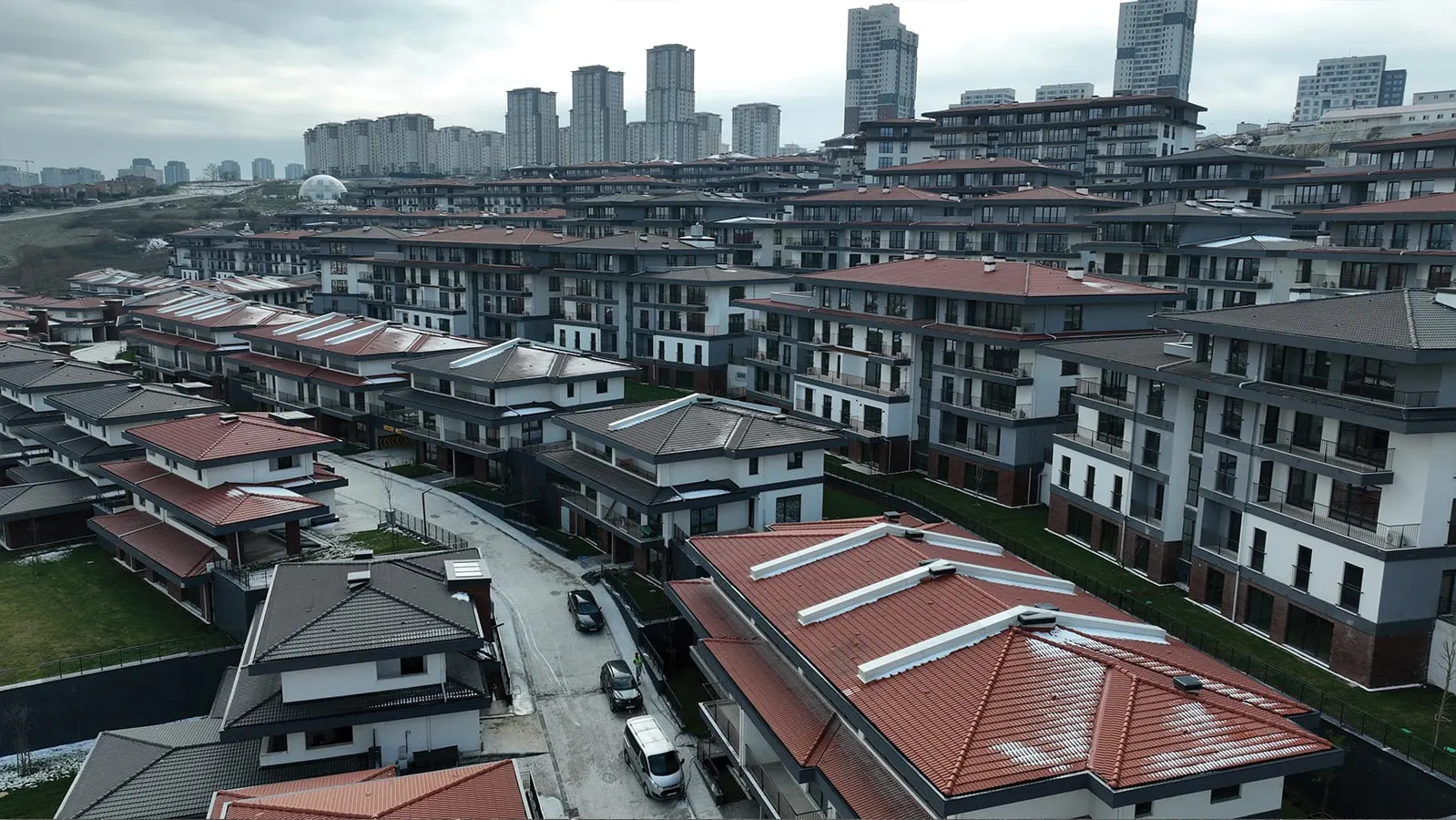 Street between villas and apartment blocks at Emlak Konut Vadi Evleri