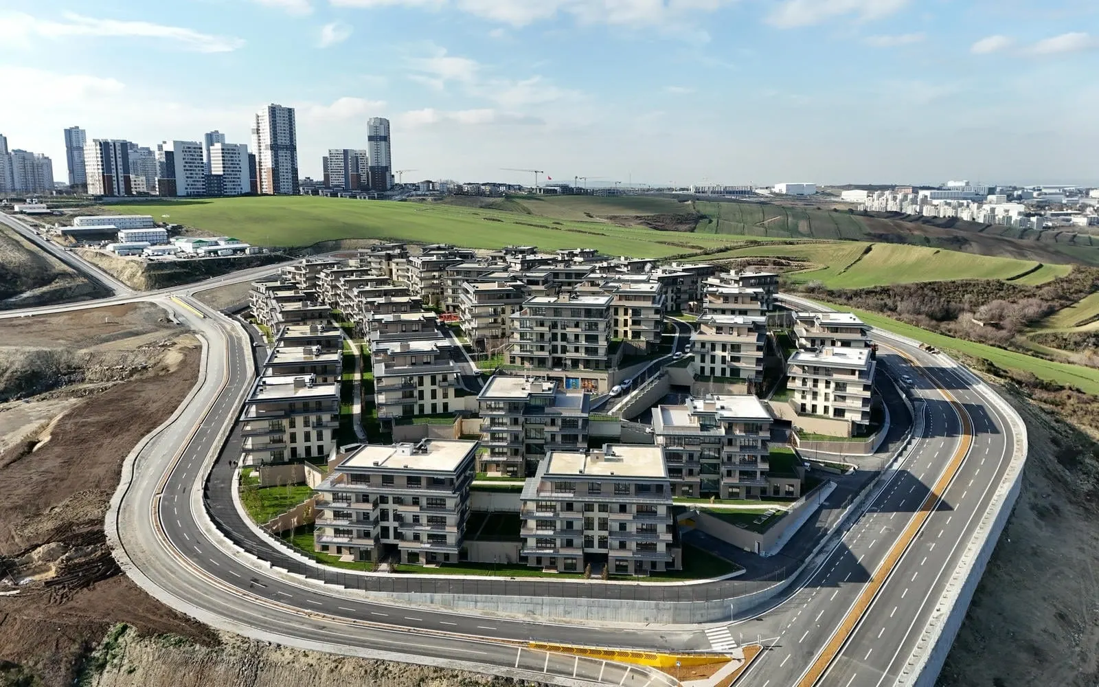 Aerial view of the Emlak Konut Vadi Evleri 2. Etap blocks inside their ring road