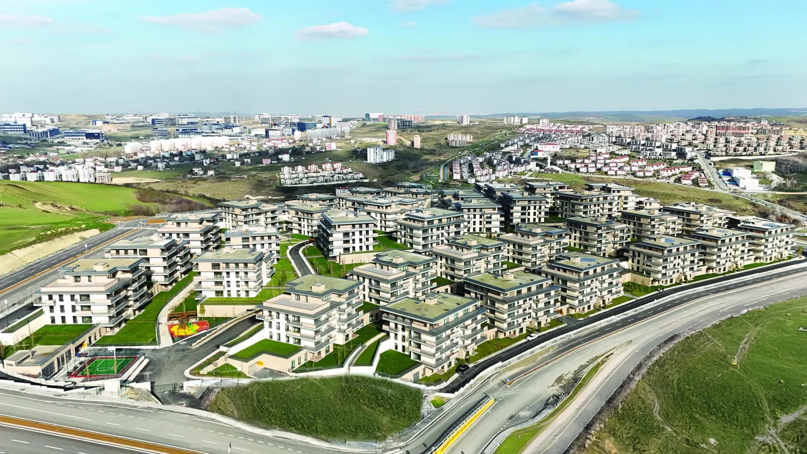 Emlak Konut Vadi Evleri 2. Etap and its access road from the air