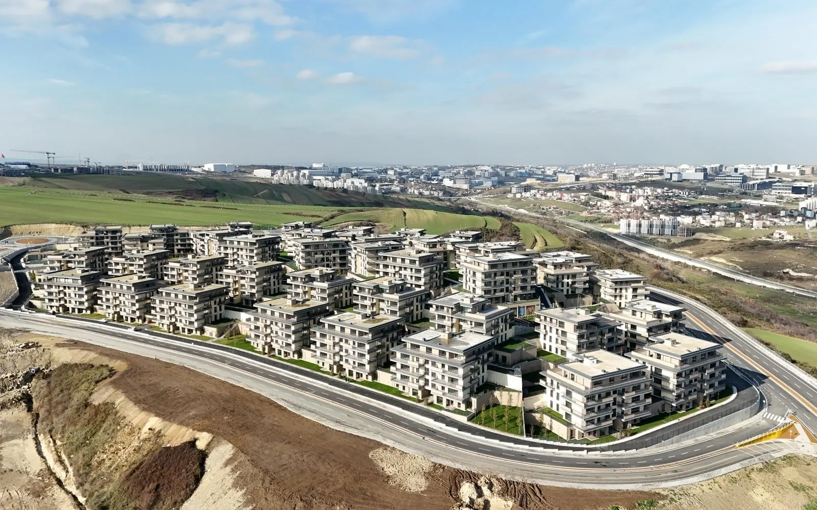 Emlak Konut Vadi Evleri 2. Etap on its slope, seen from the air