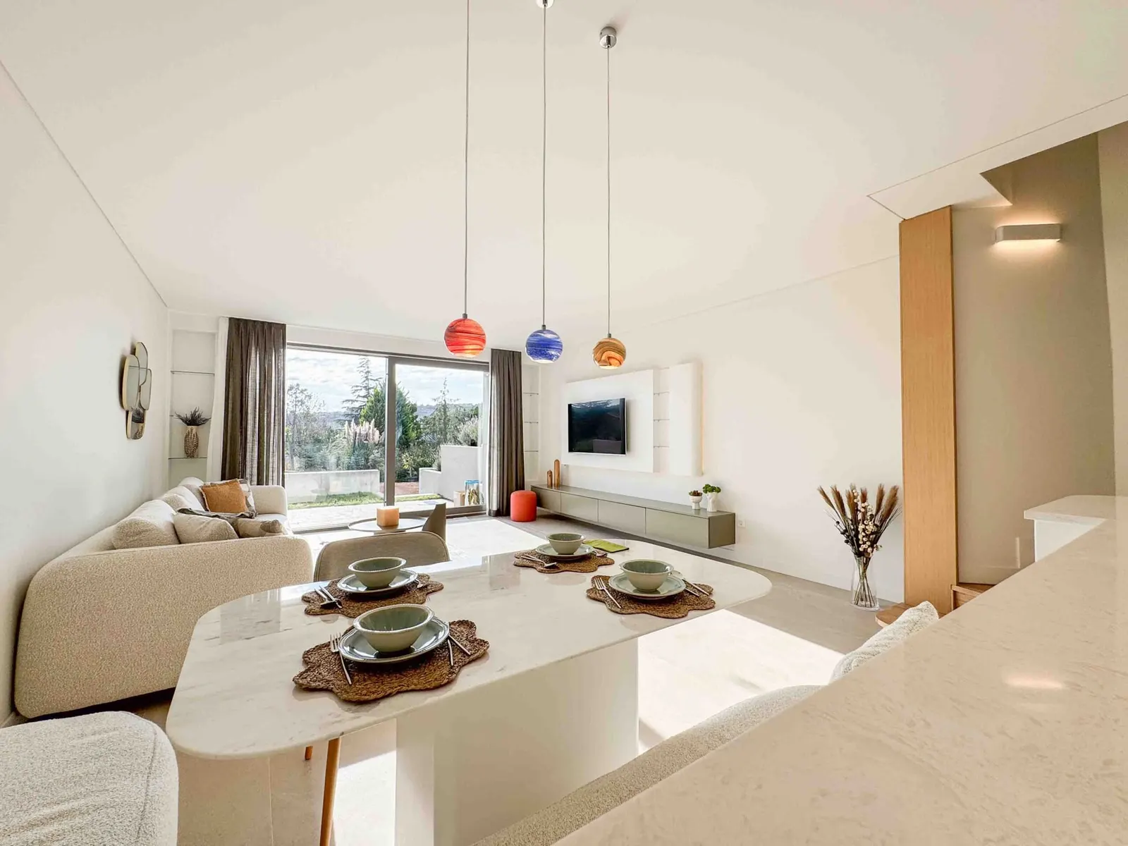 Dining table and living area in a Kuzeybuku Zekeriyakoy house