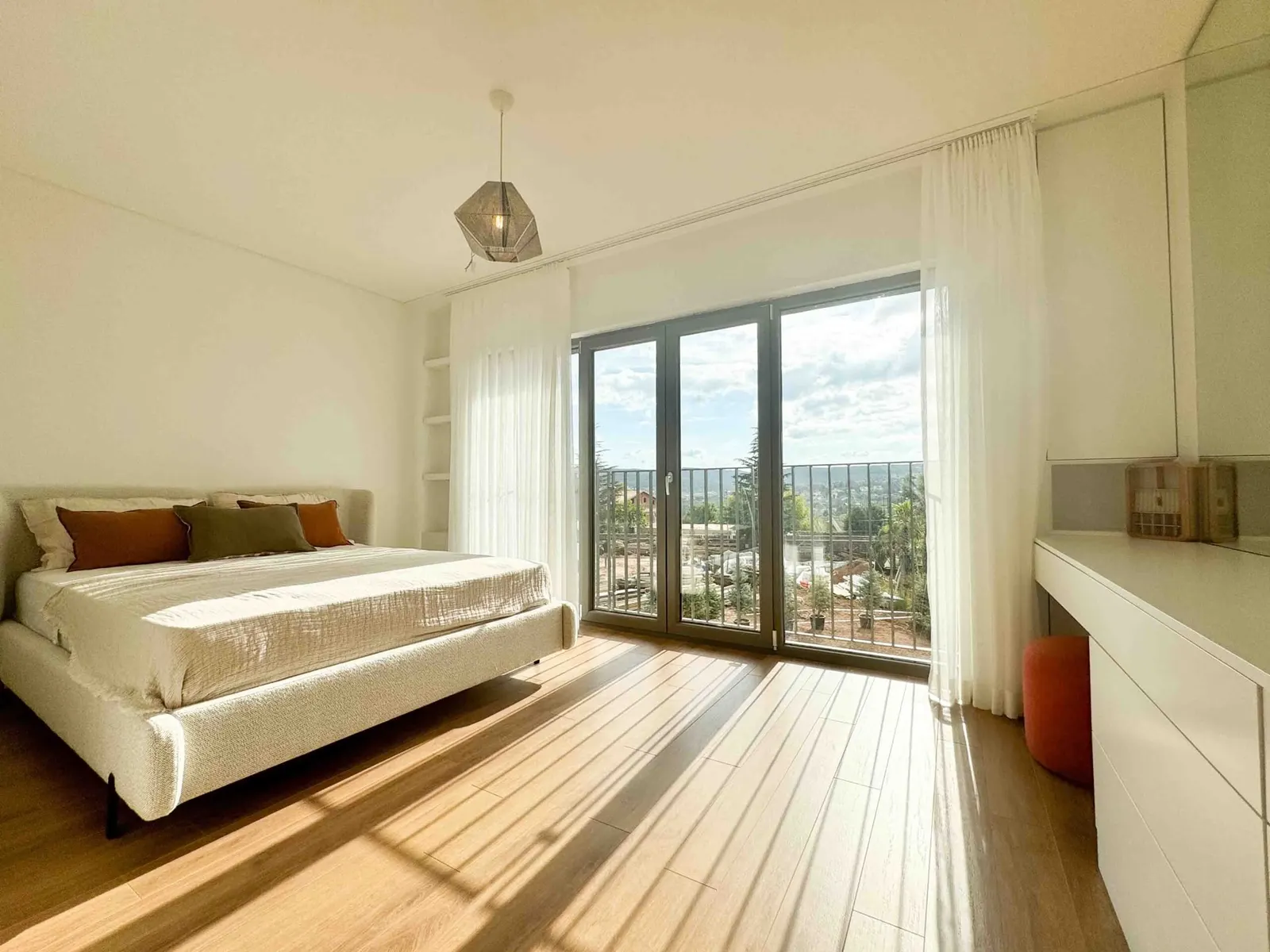 Bedroom with a balcony in a Kuzeybuku Zekeriyakoy house