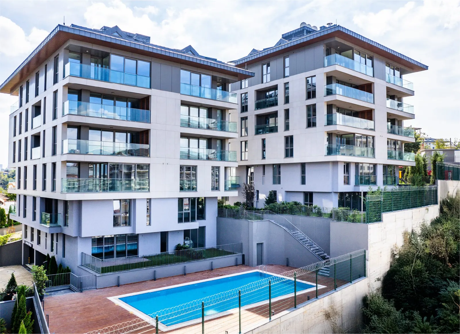 Two Viridis Cengelkoy blocks above the outdoor pool
